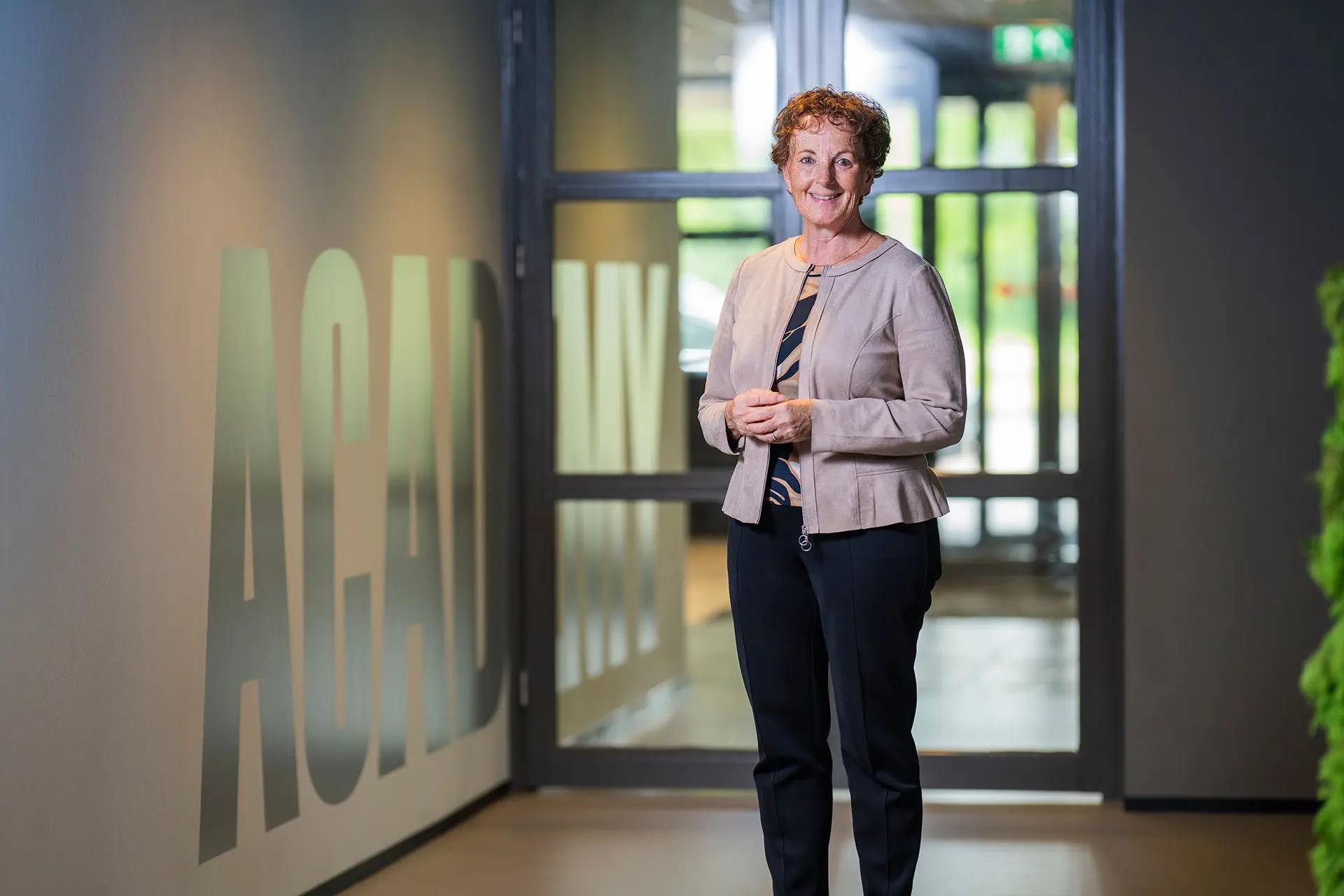 Mirjam Berntsen met handen over elkaar in een gang