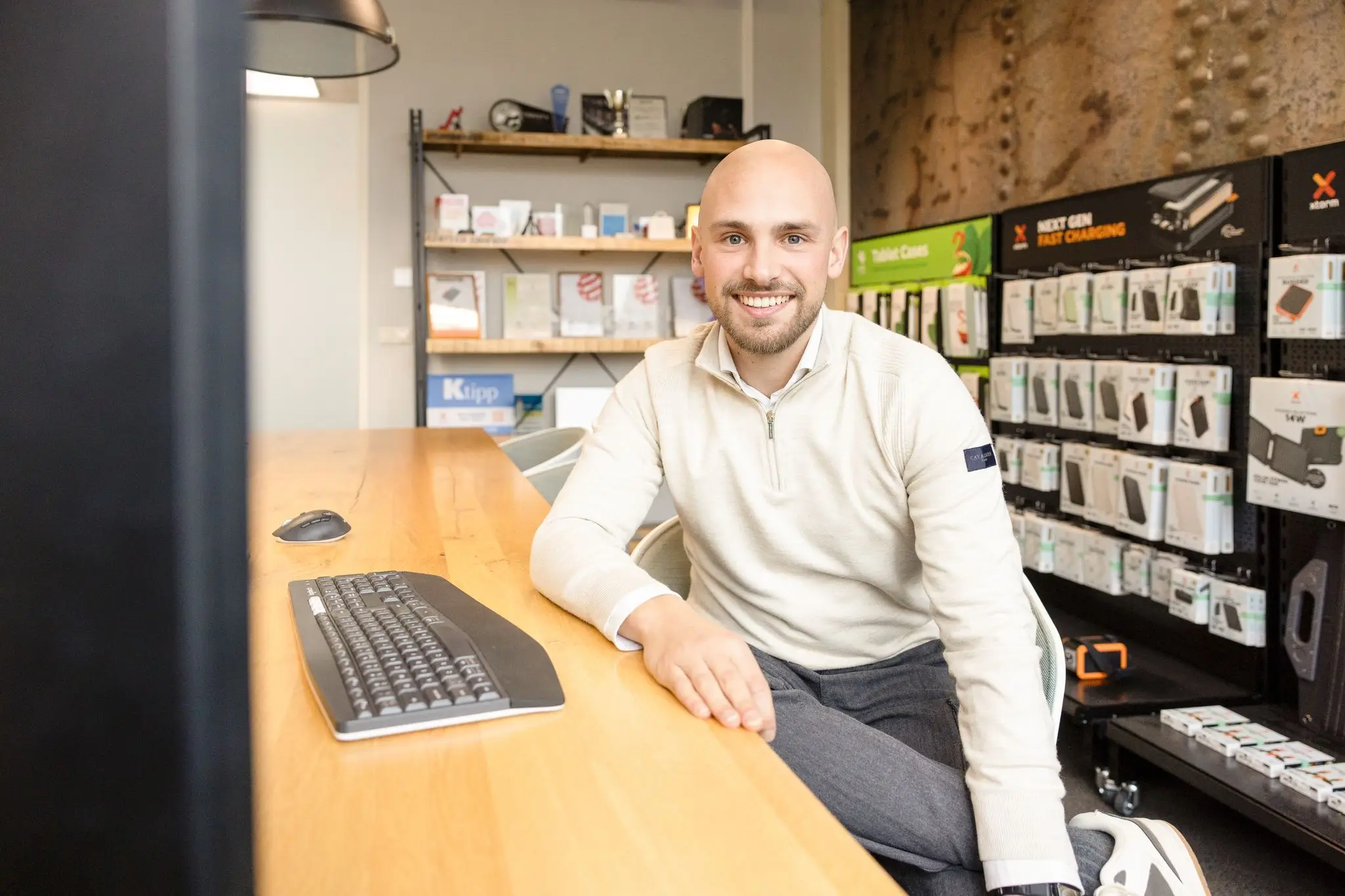 Een zittende Wessel Nagtegaal van Telco Accesoires