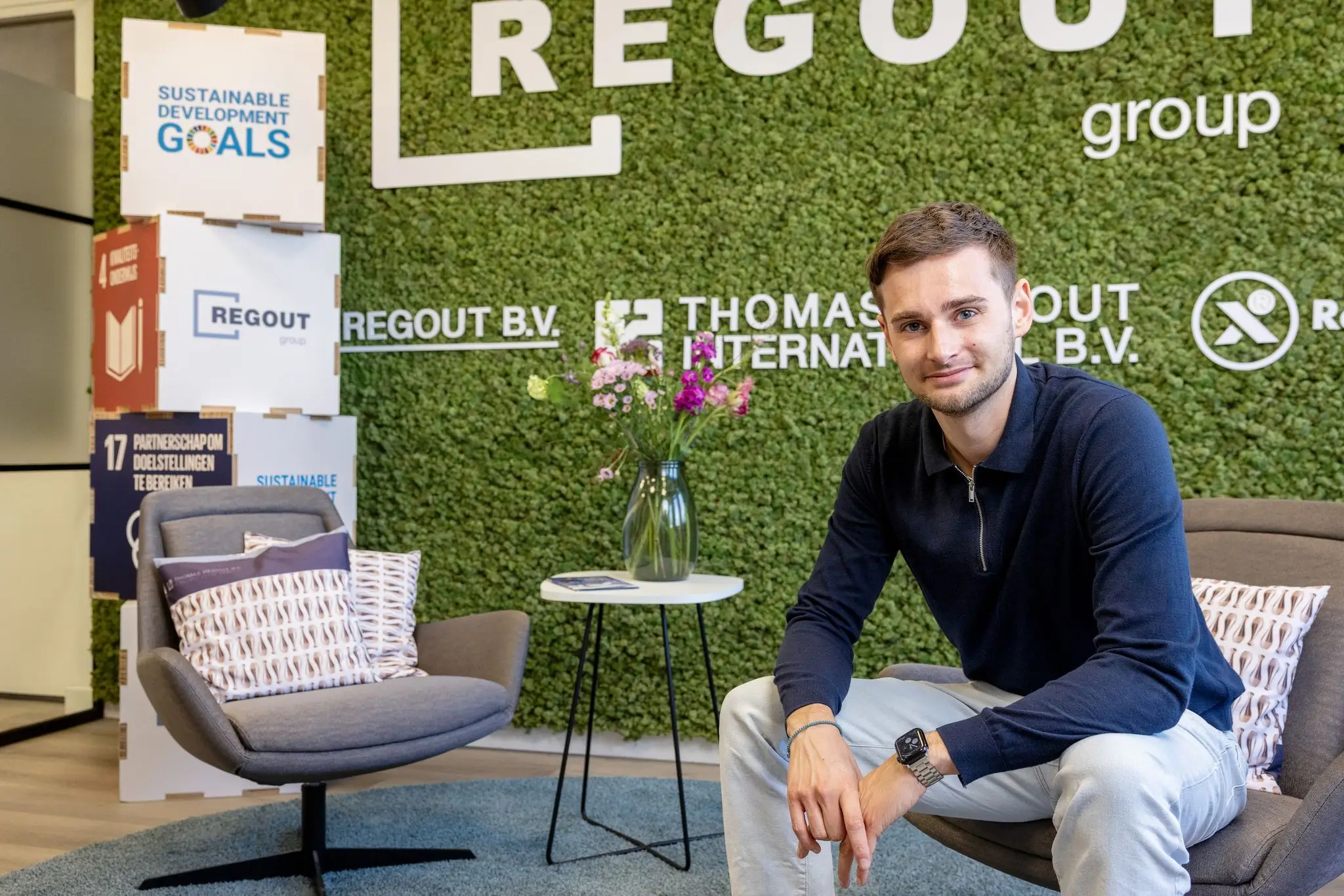 Martijn Bouwens zittend in pand Thomas Regout
