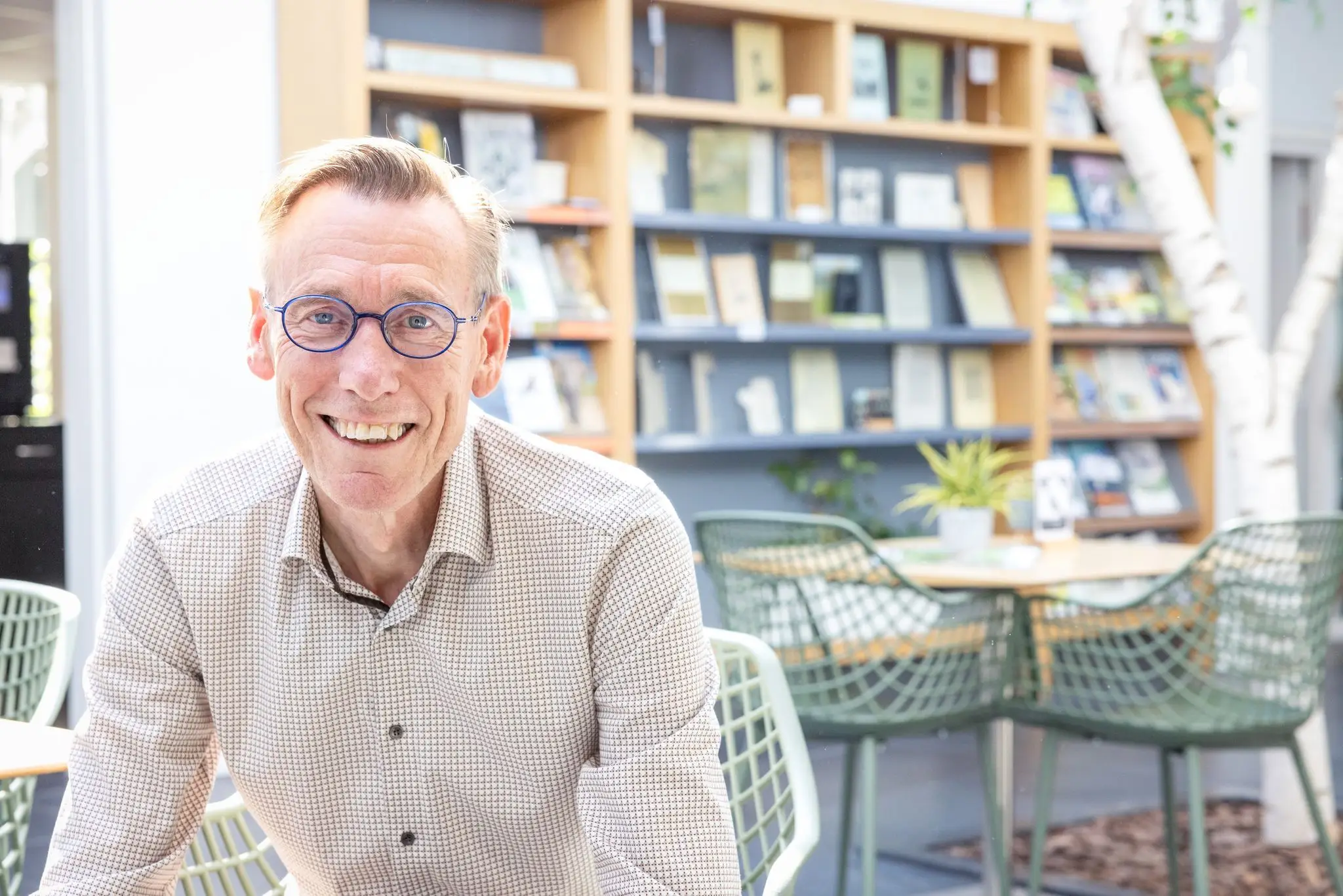  René Roskamp van de Vogelbescherming lachend en zittend