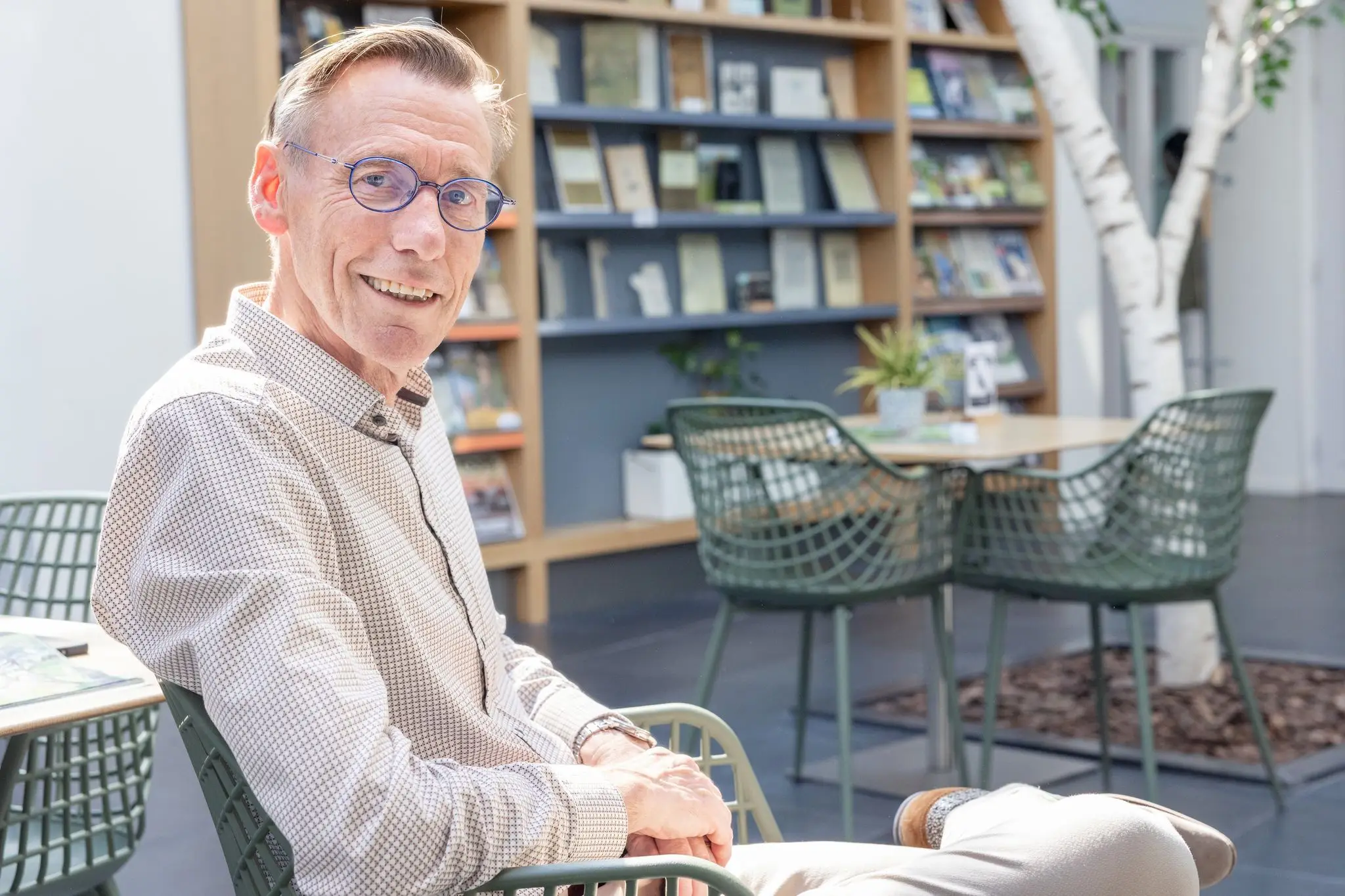  René Roskamp van de Vogelbescherming zittend
