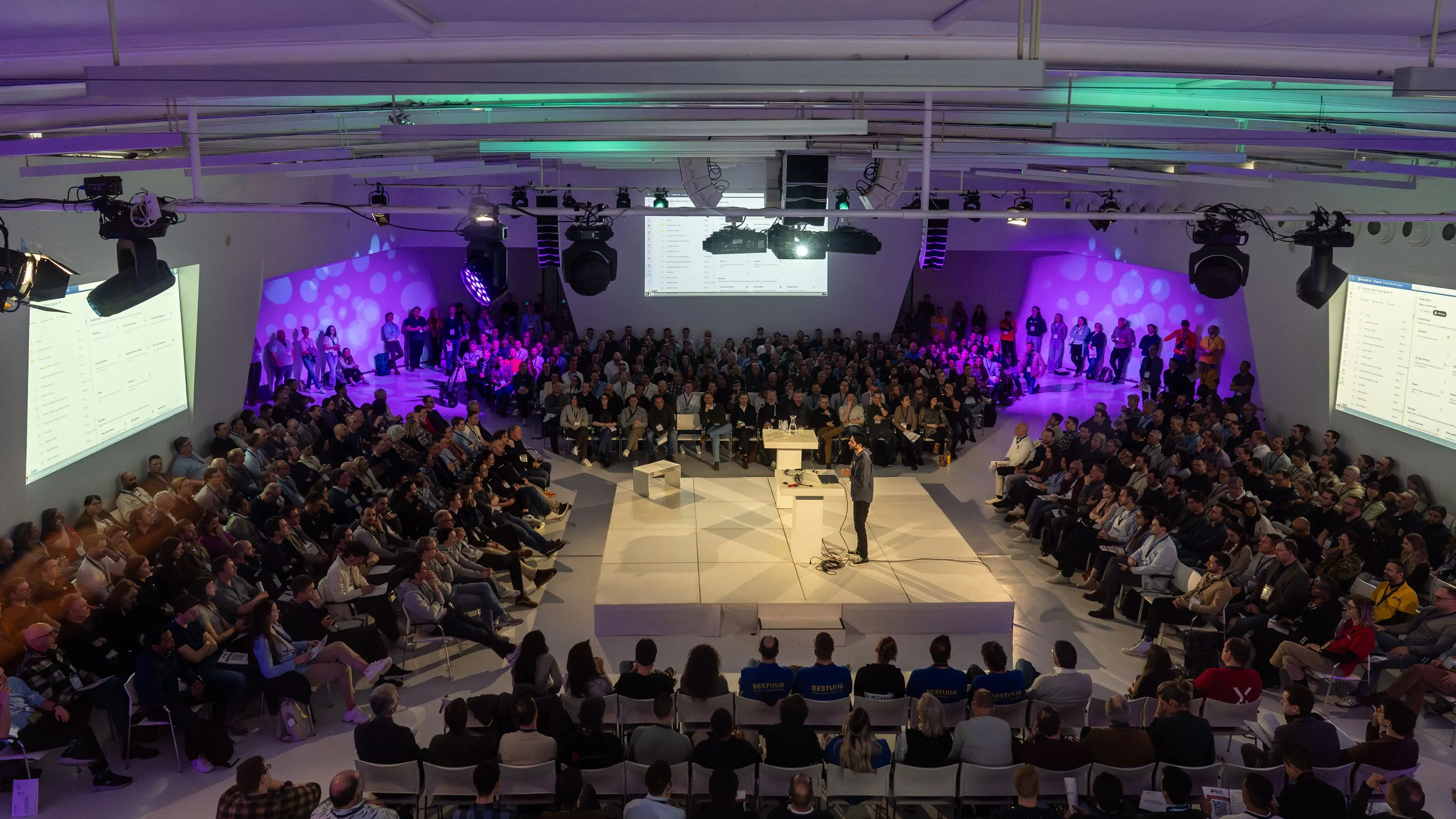 Axelio Event visual. Een spreker met publiek