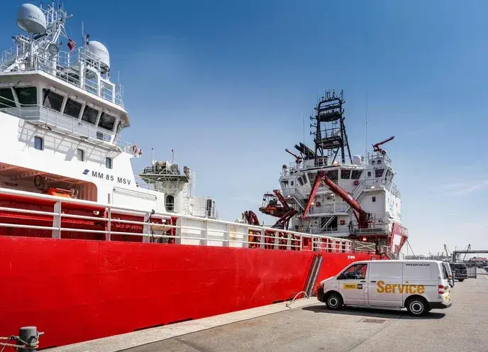 Groot schip een de werf van Pon Power