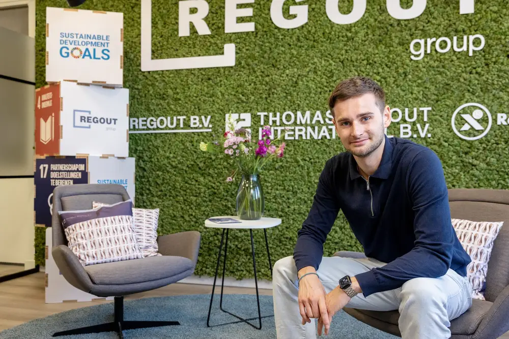 Martijn Bouwens zittend in pand Thomas Regout