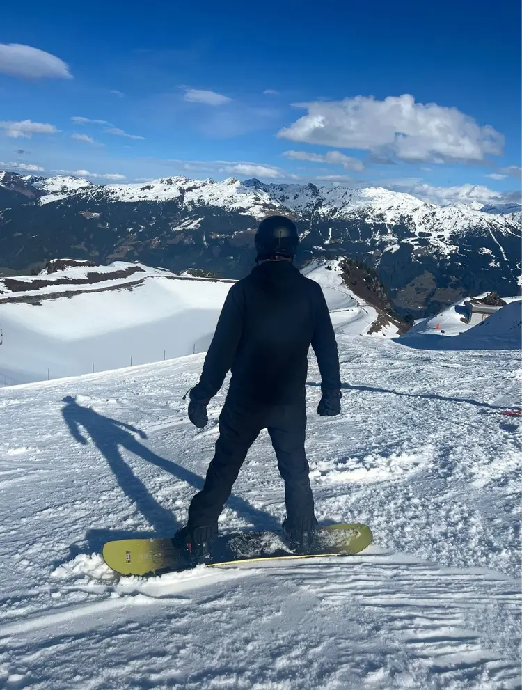 Snowboarder op wintersport Axelio