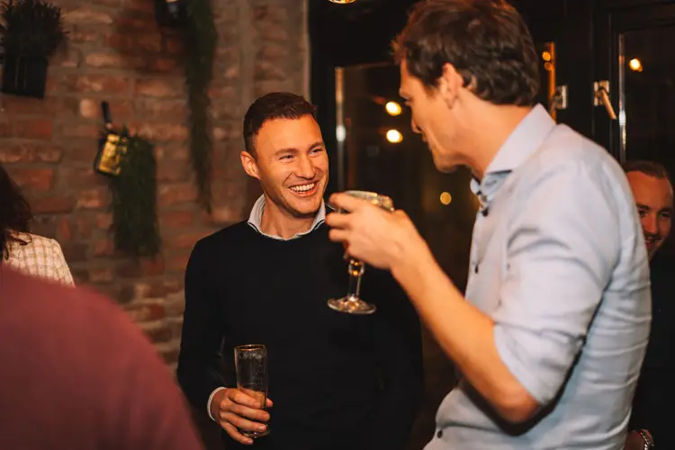 Twee medewerkers van Axelio op bedrijfsfeest