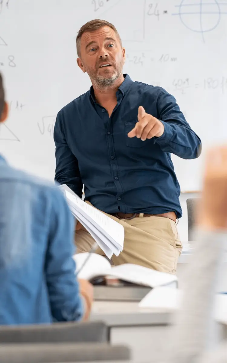 Een leraar wijsend voor de klas