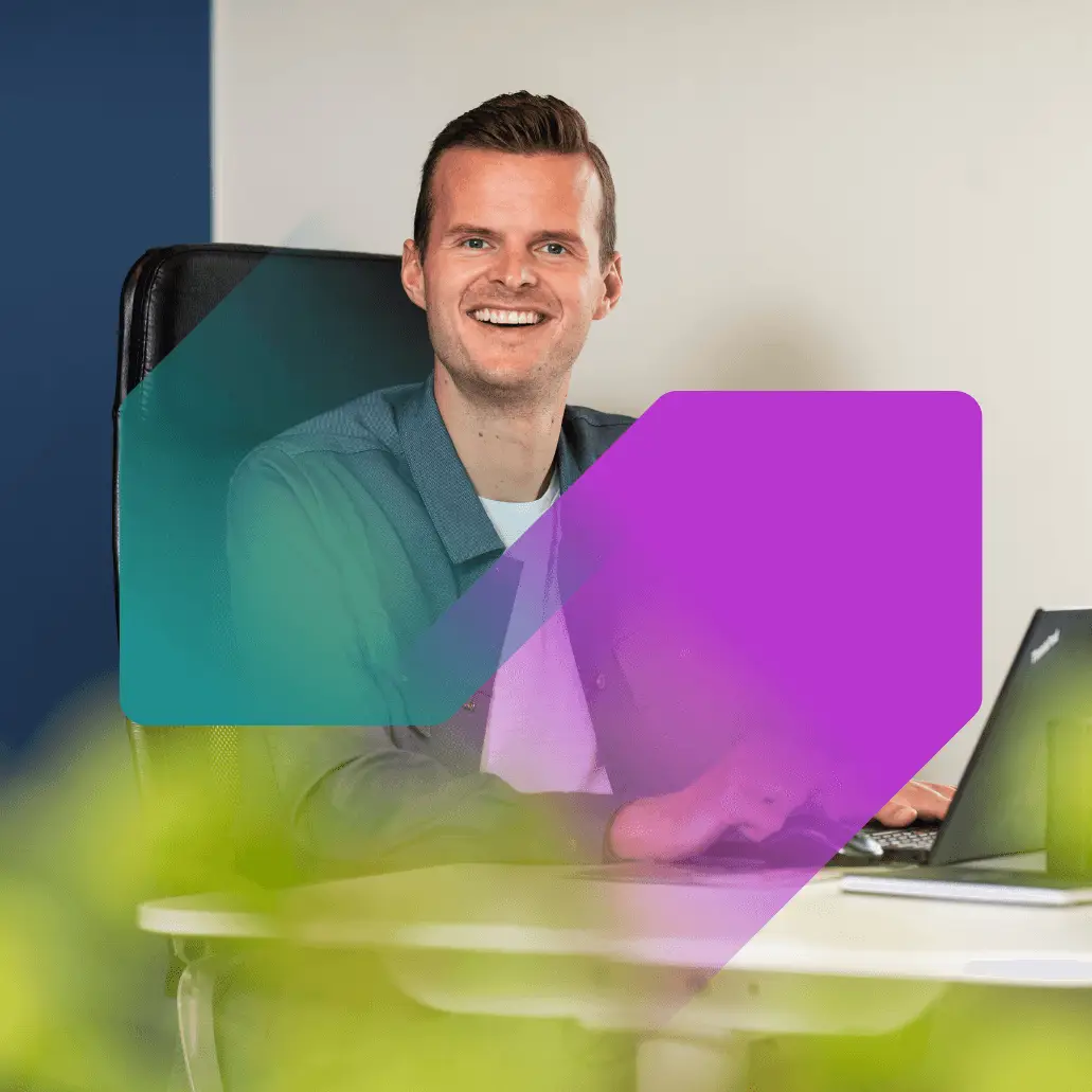 Breed lachende jonge man met twee pijlen op de foto