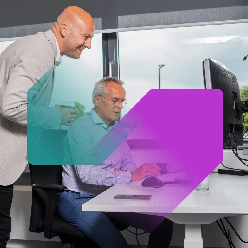 Twee mannen kijkend naar computerschermen