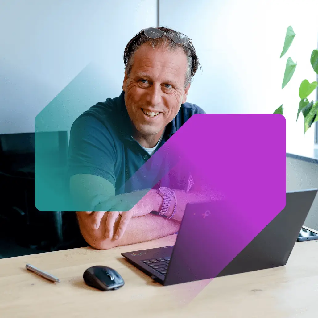 Een man met zijn armen over elkaar en een bril op zijn hoofd