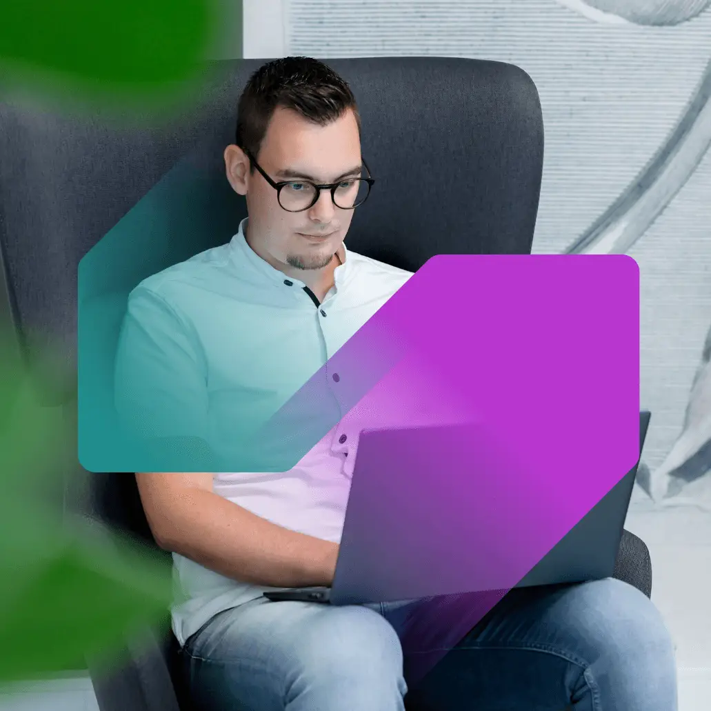 Jongen op de stoel met bril kijkend naar een laptop