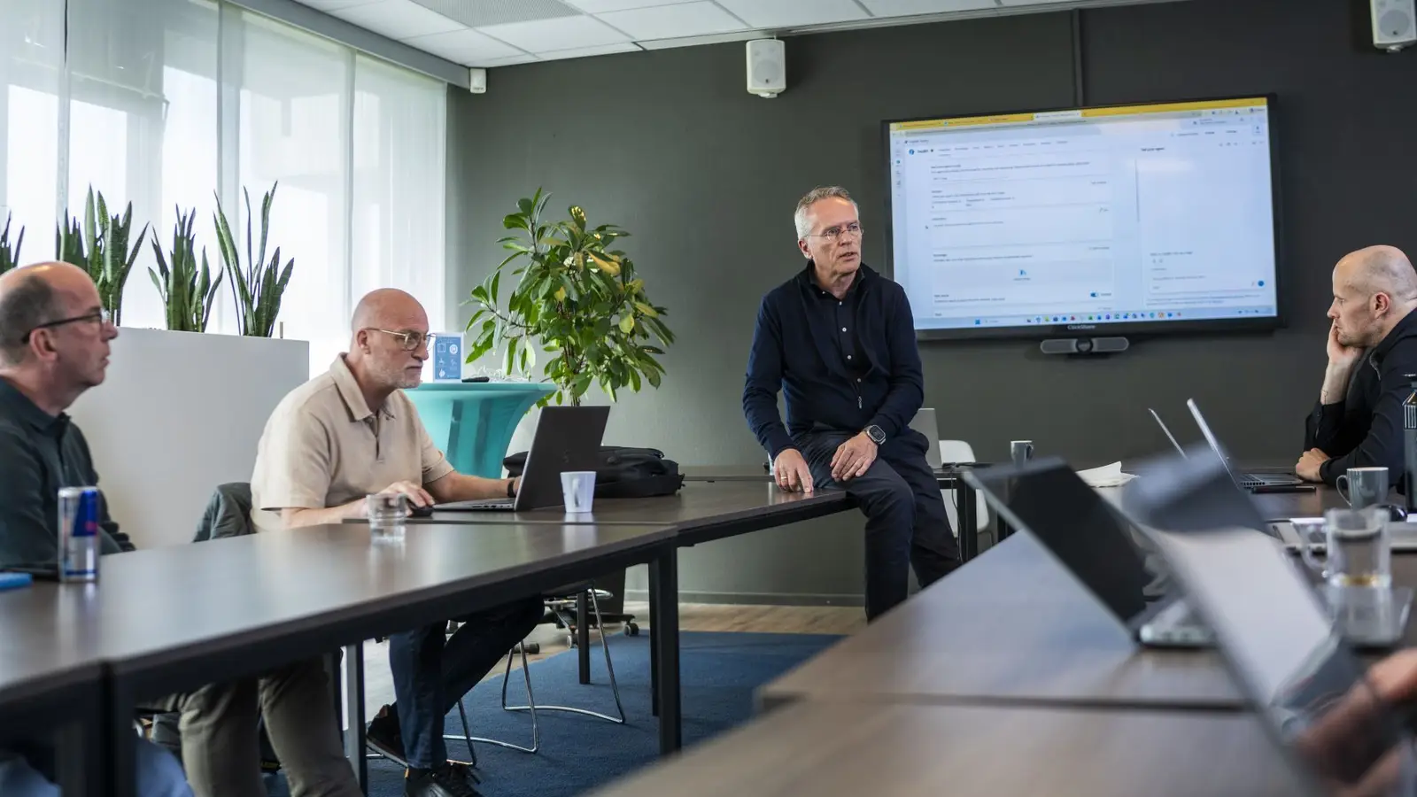 Een trainer van Axelio Academy voor de klas