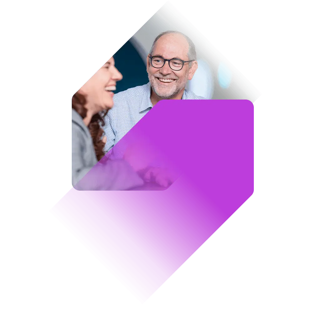 Een lachende man met bril en een paarse pijl