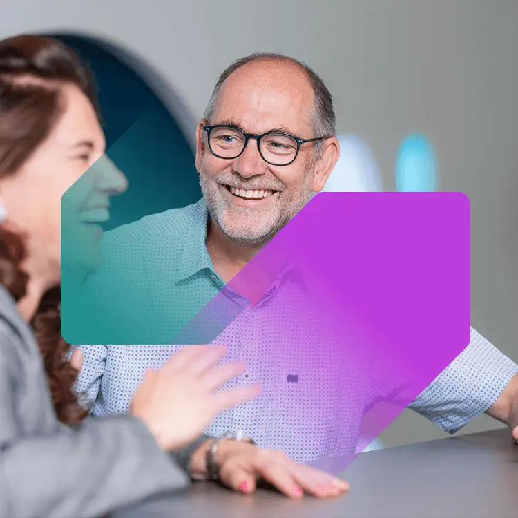 Een man en vrouw die breed lachend